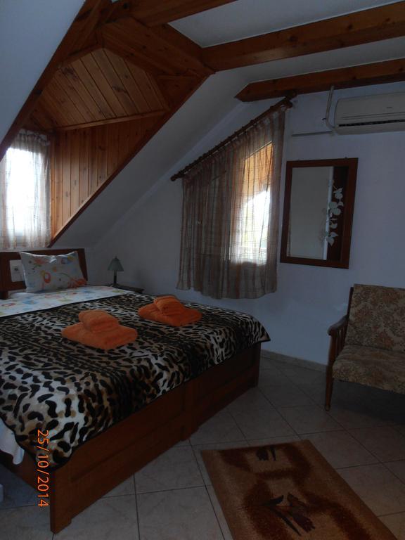 Guesthouse Agnandi Káto Loutrákion Habitación foto