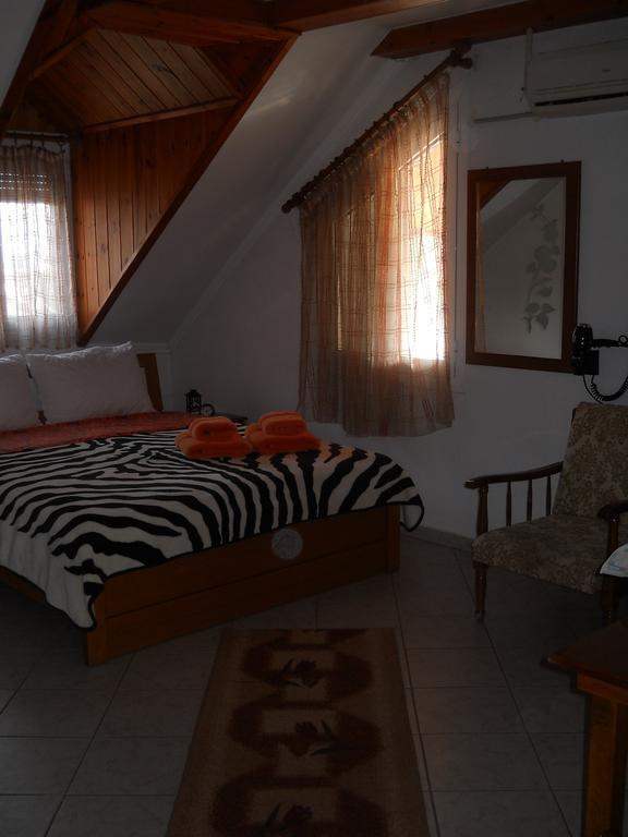 Guesthouse Agnandi Káto Loutrákion Habitación foto